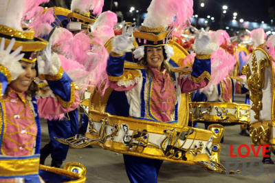 世界中の有名な世界は、リオのカーニバルは本当に野生と壮大な5日間の祭典です。